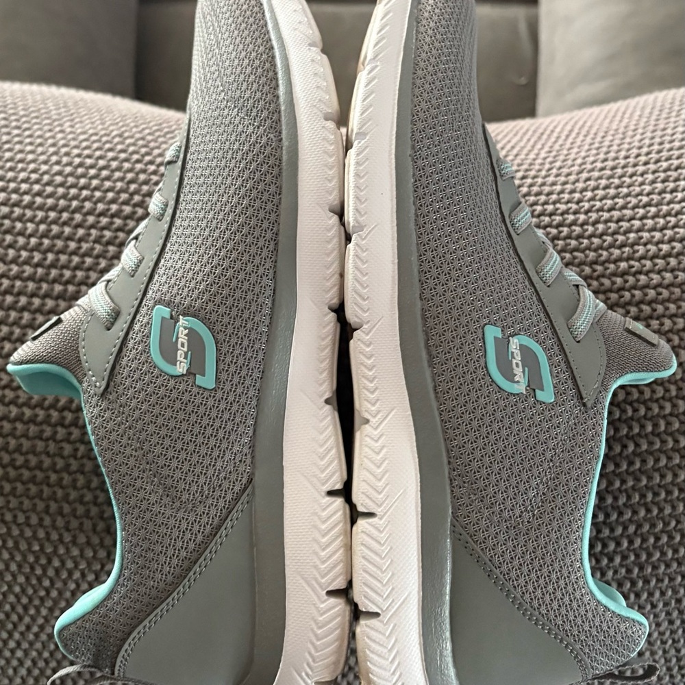 Women’s Skechers with Memory Foam Gray Sneakers with Aqua Highlights Size 10